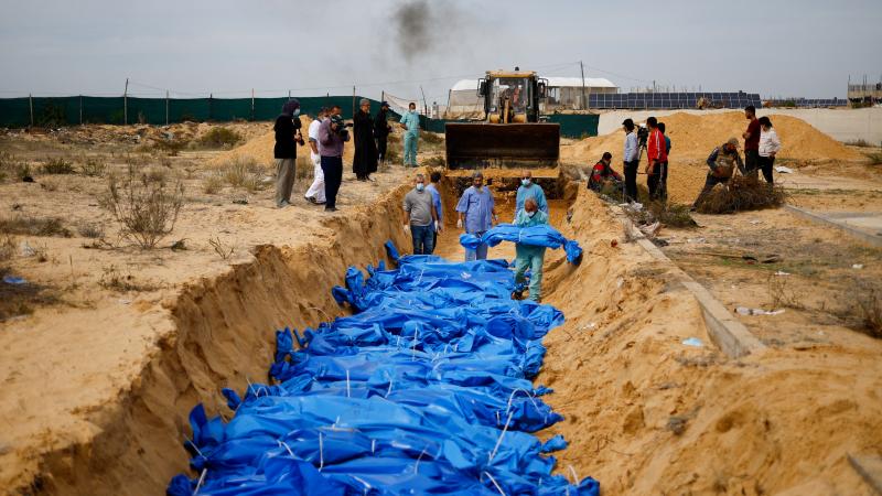 حماس تتوالي اكتشاف المقابر الجماعية بغزة 
